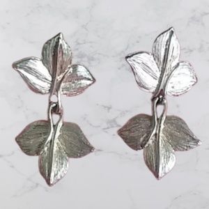 HP - Light gold tone leaf dangle earrings pierced
